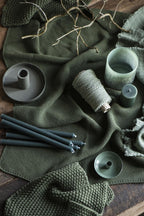 Dünne hohe Kerze, moosgrün