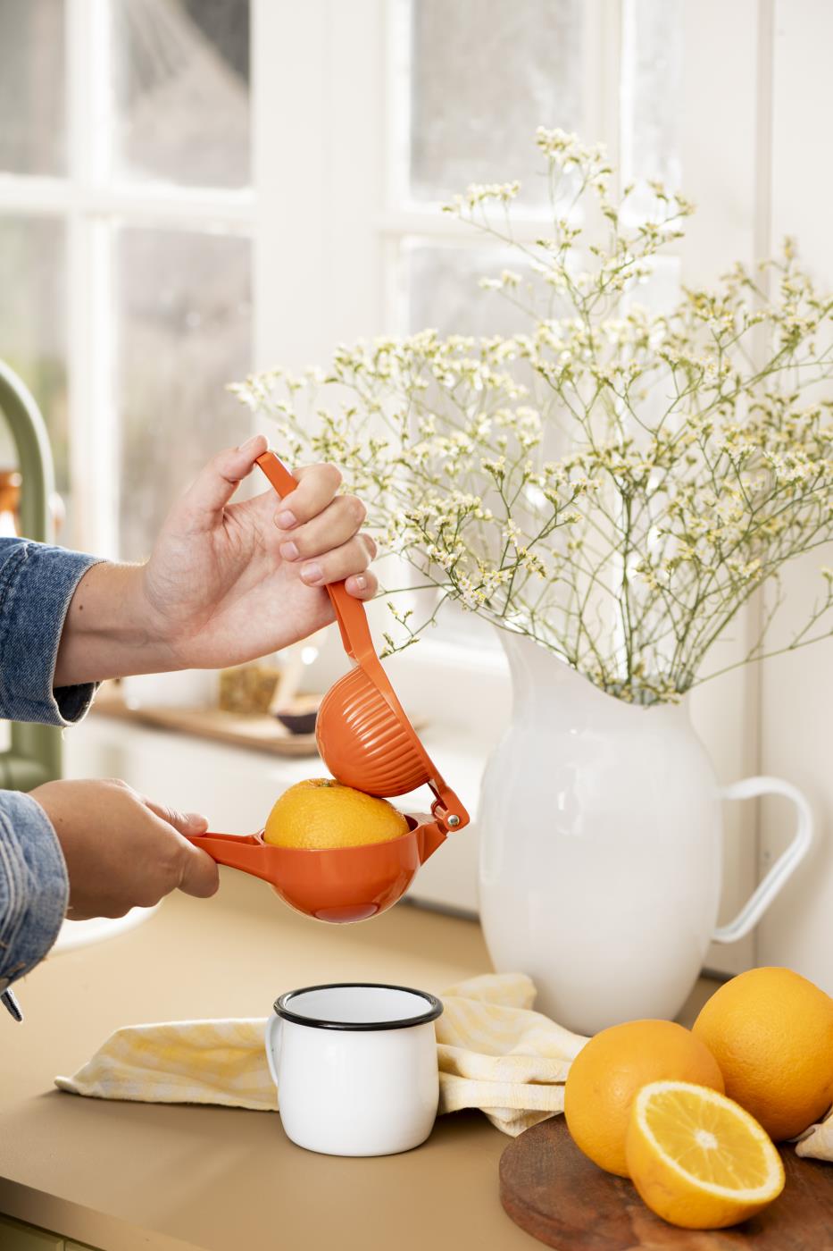 Ib Laursen Emaille Becher weiß mit schwarzer Kante