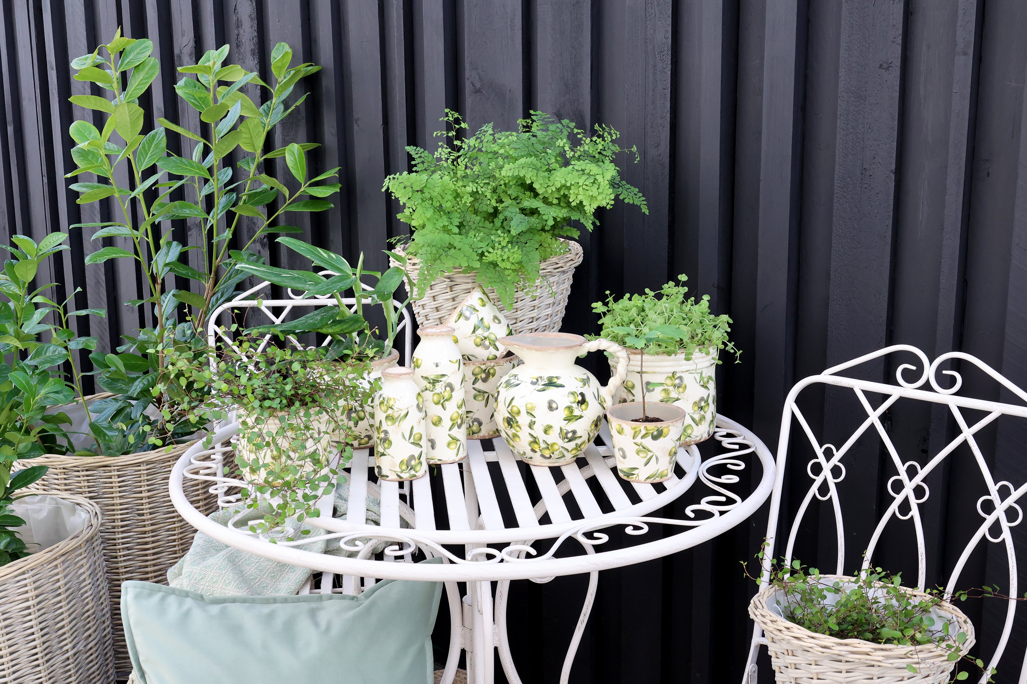 Flasche mit Olivenmuster