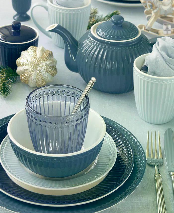 GreenGate Wasserglas Alice Blau kombiniert mit Alice Geschirr im skandinavischen Mix & Match Stil