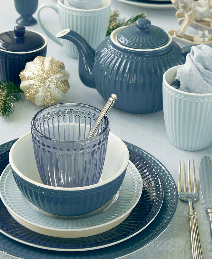 GreenGate Wasserglas Alice Hellblau kombiniert mit Alice Geschirr im skandinavischen Mix & Match Stil