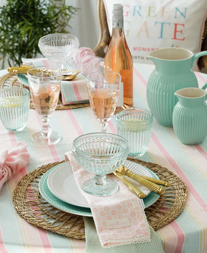 GreenGate Alice Glas Kühle Minze als Teil eines skandinavisch gedeckten Tisches im Mix & Match Stil