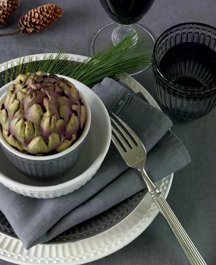 GreenGate Wasserglas Alice Grau kombiniert mit Alice Geschirr auf elegant gedecktem Tisch