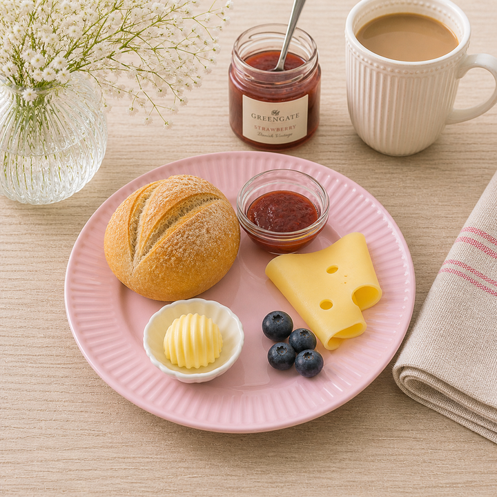 IB Laursen Frühstücksteller Mynte English Rose 19,5 cm mit Brötchen, Marmelade und Käse auf Holztisch im Landhausstil