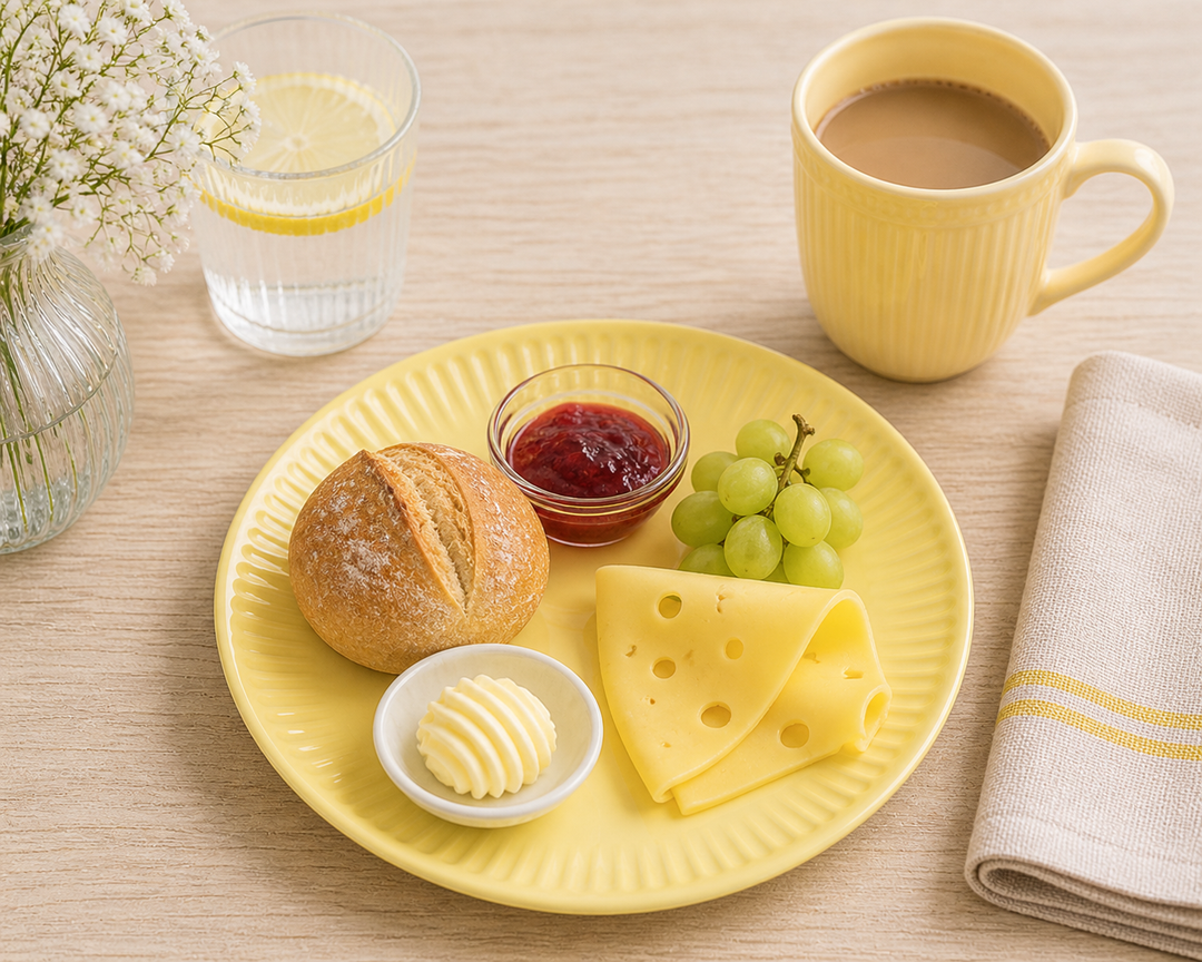 IB Laursen Frühstücksteller Mynte Lemonade 19,5 cm mit Brötchen, Marmelade und Käse auf hellem Holztisch im Landhausstil