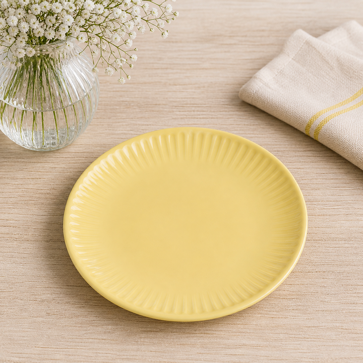 IB Laursen Frühstücksteller Mynte Lemonade 19,5 cm in zartem Gelb auf hellem Holztisch im Landhausstil, minimal und clean