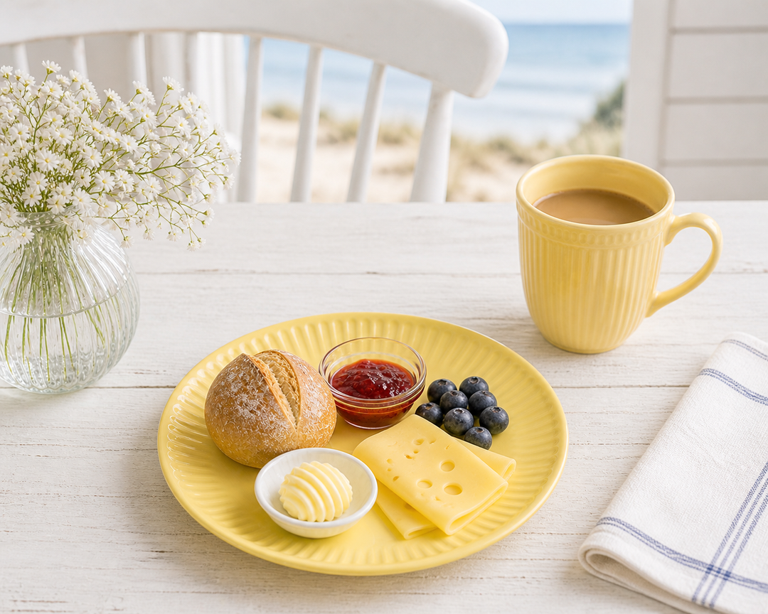 IB Laursen Frühstücksteller Mynte Lemonade 19,5 cm mit Frühstück in heller skandinavischer Küsten Szene, minimal und clean