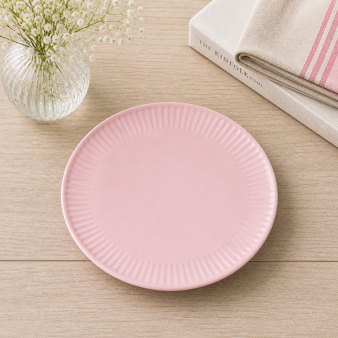 IB Laursen Frühstücksteller Mynte English Rose 19,5 cm in zartem Rosa auf hellem Holztisch im Landhausstil, minimal und clean