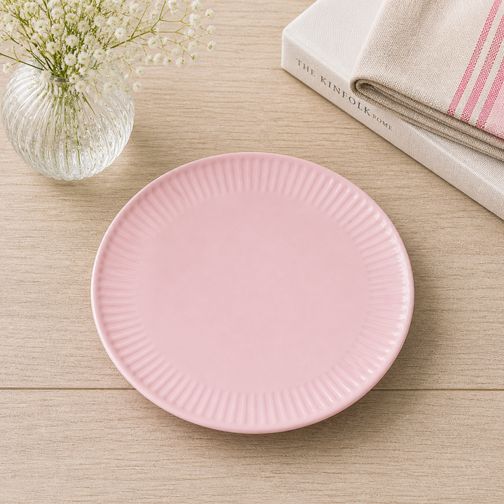 IB Laursen Frühstücksteller Mynte English Rose 19,5 cm in zartem Rosa auf hellem Holztisch im Landhausstil, minimal und clean