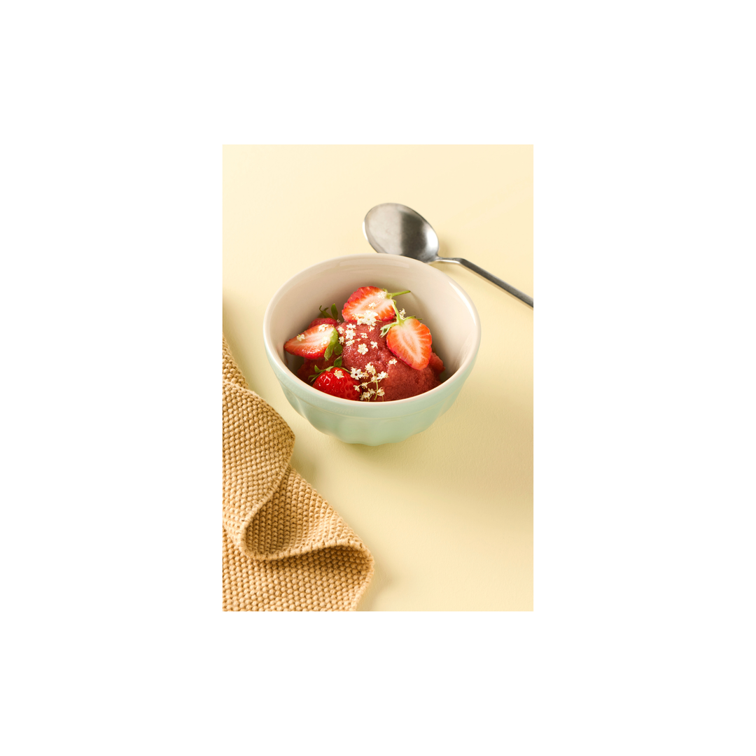 IB Laursen Mynte Müslischale Green Tea mit Dessert und Erdbeeren auf hellem Hintergrund