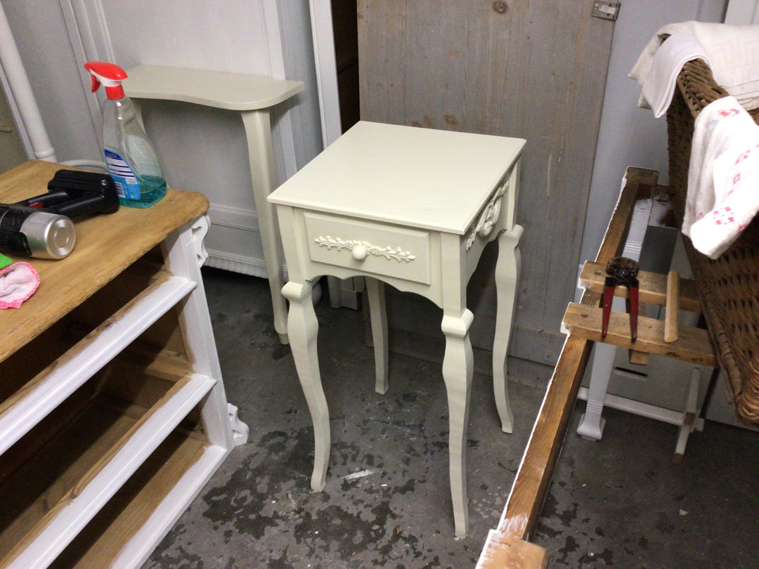 Alter eleganter Beistelltisch Vintage Shabby Chic