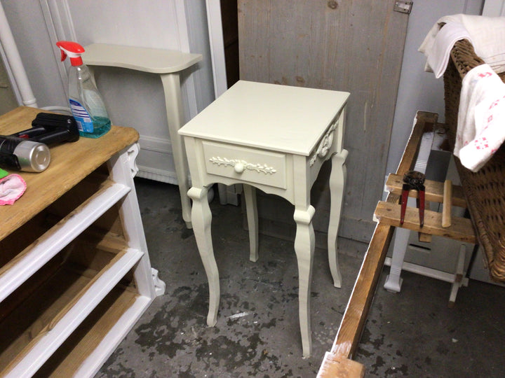Alter eleganter Beistelltisch Vintage Shabby Chic