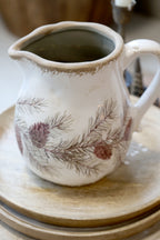 Kanne mit Tannengirlanden-Motiv