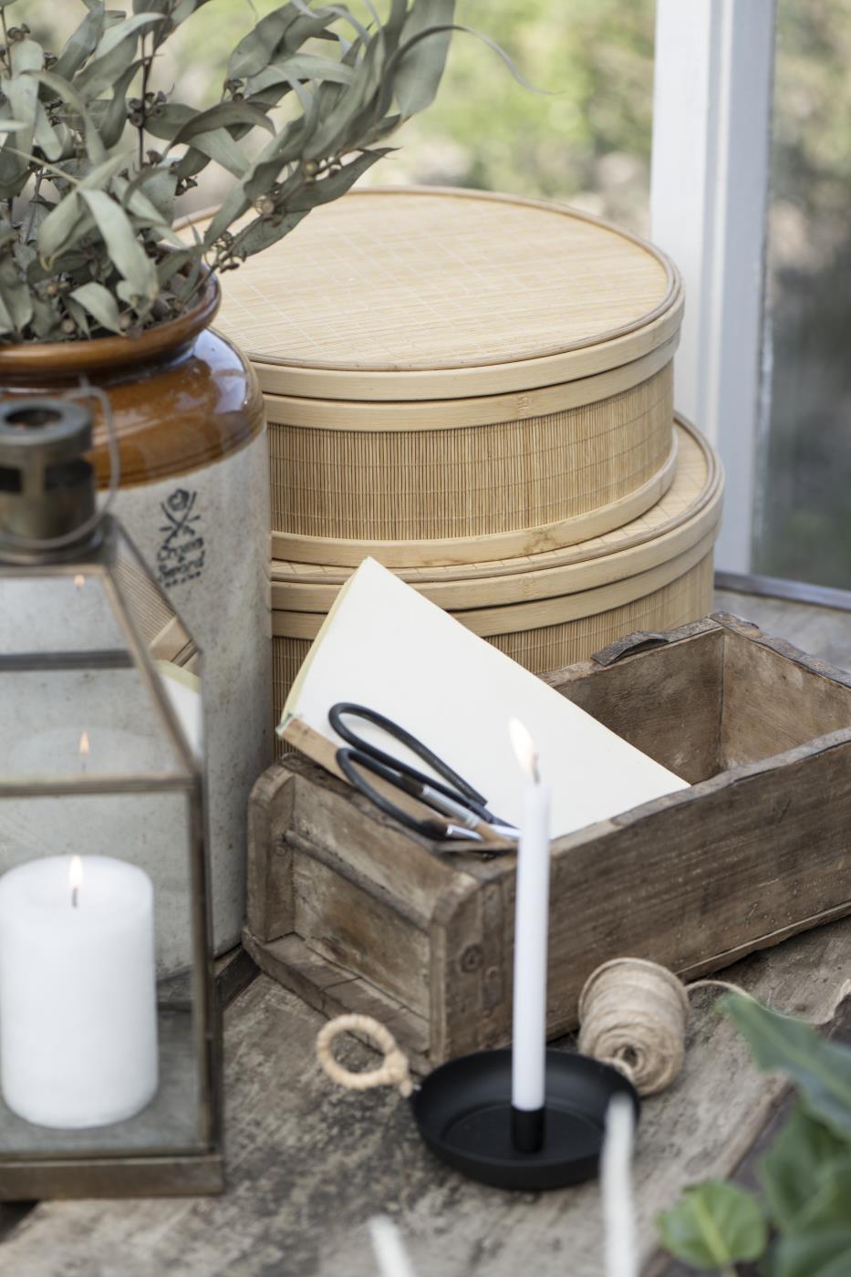 Dünne hohe Kerze, weiß