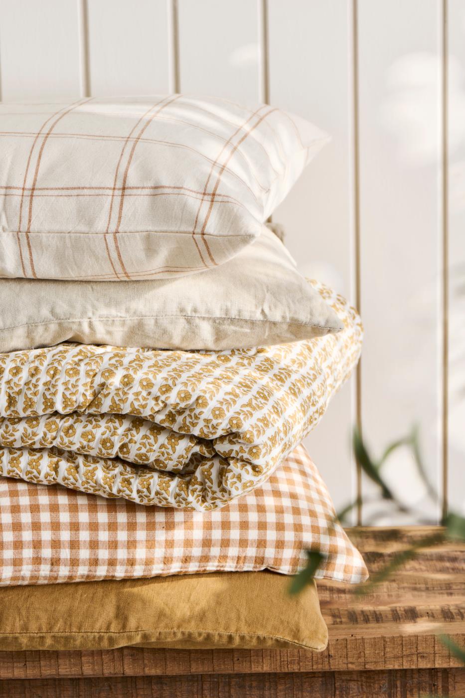 Kissenbezug Luca rustikbraun mit kleinen naturfarbigen Karos