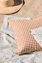 Kissenbezug Luca rustikbraun mit kleinen naturfarbigen Karos