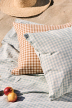 Kissenbezug Viggo hellblau mit kleinen naturfarbigen Karos