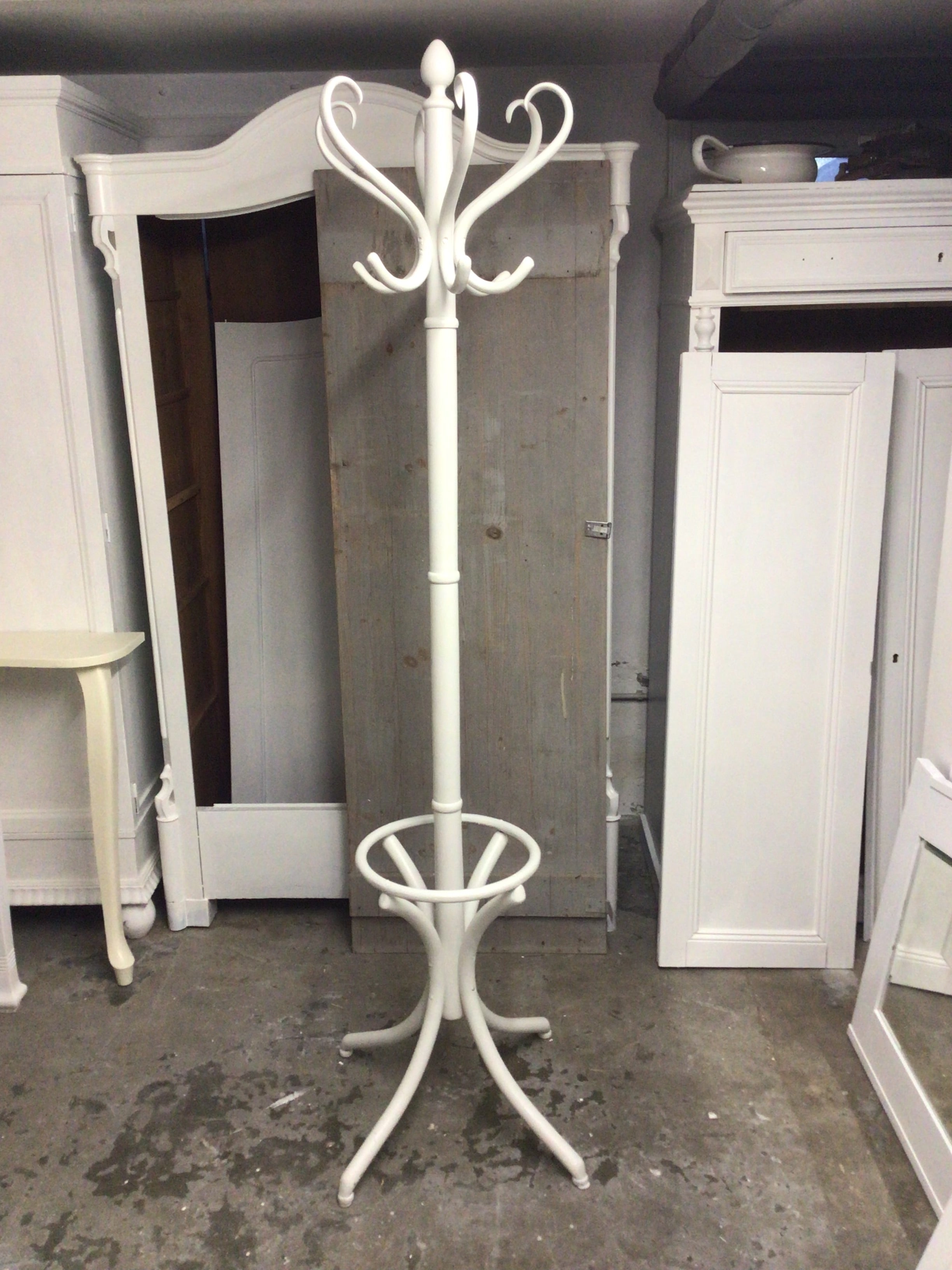 Alter Kleider- Kneipenständer Vintage Shabby Chic