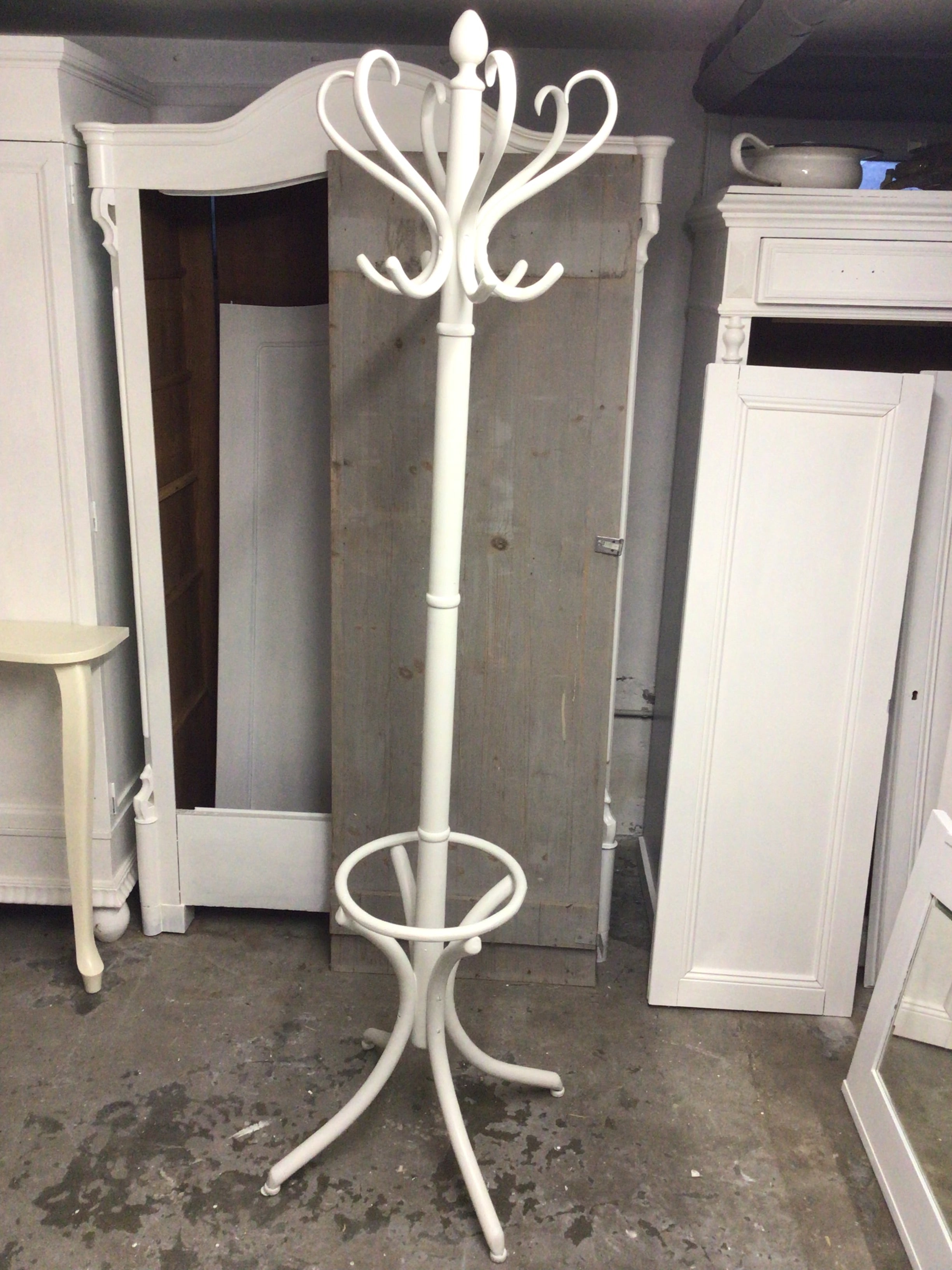 Alter Kleider- Kneipenständer Vintage Shabby Chic