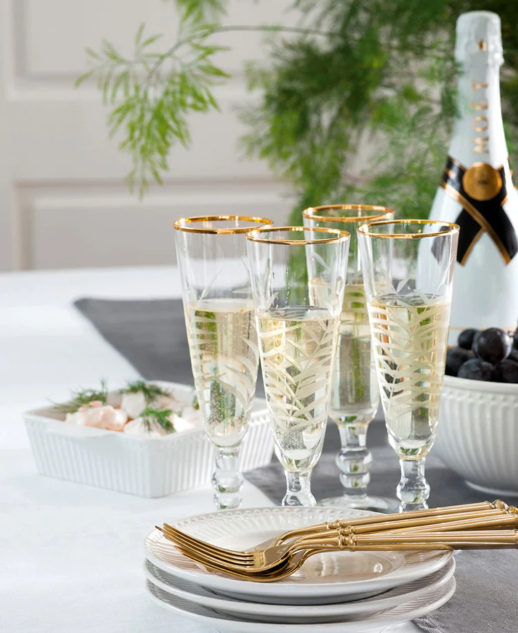 GreenGate Auflaufform Alice weiß im skandinavischen Landhausstil als elegante Servierschale dekoriert