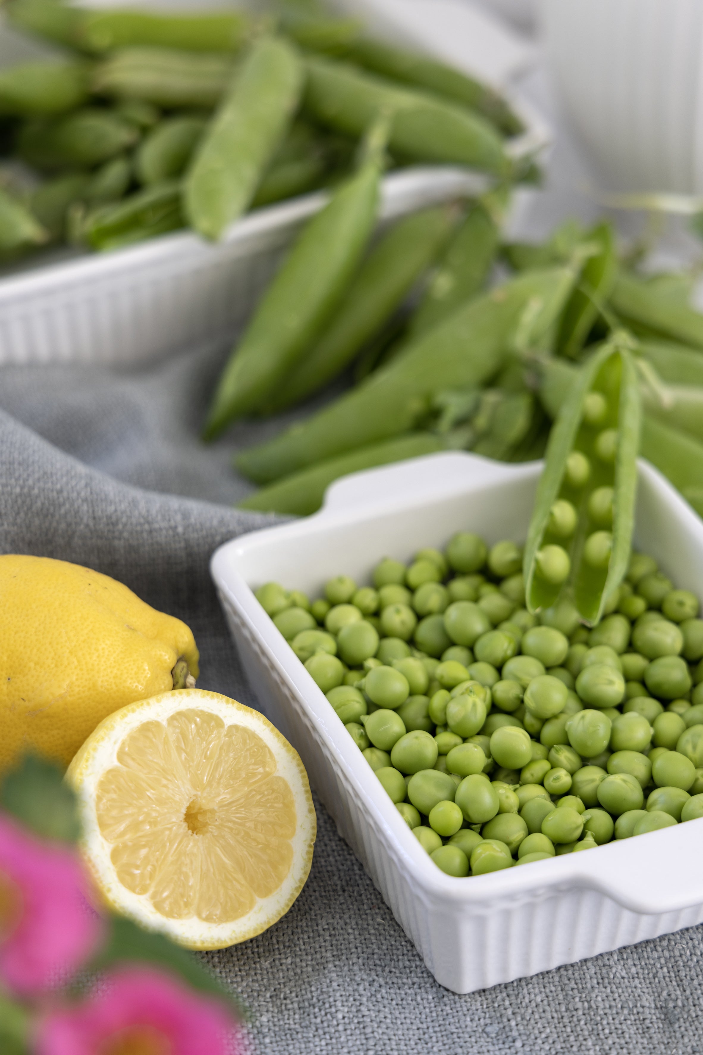 GreenGate Auflaufform Alice weiß aus Porzellan mit frischen Erbsen und Zitrone im skandinavischen Stil