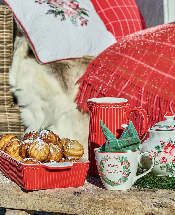 GreenGate Alice Auflaufform Rot mit Gebäck und Teeservice in festlicher Weihnachtsdekoration