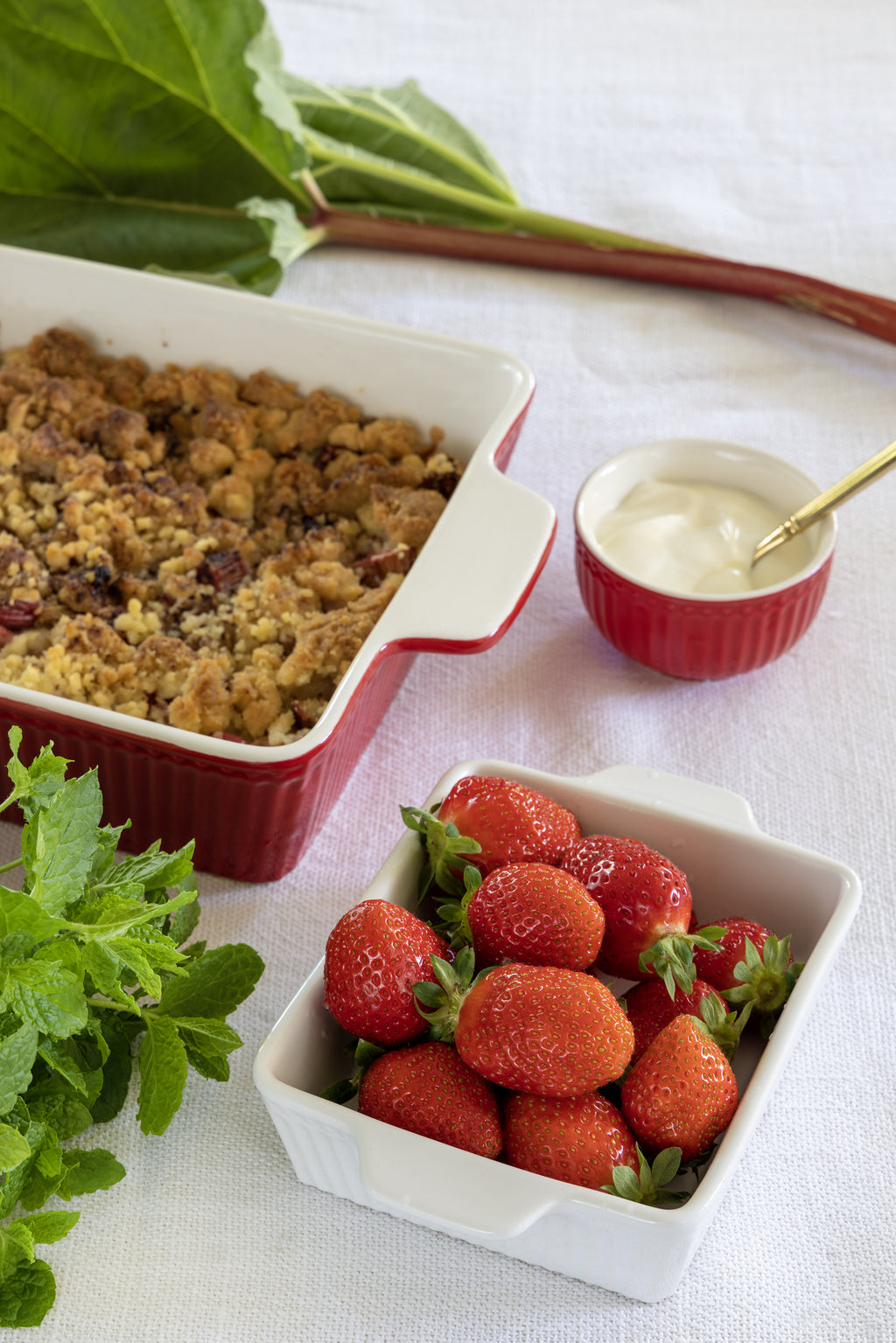 GreenGate Alice Auflaufform Rot aus Porzellan mit Erdbeeren und Dessert im Landhausstil angerichtet