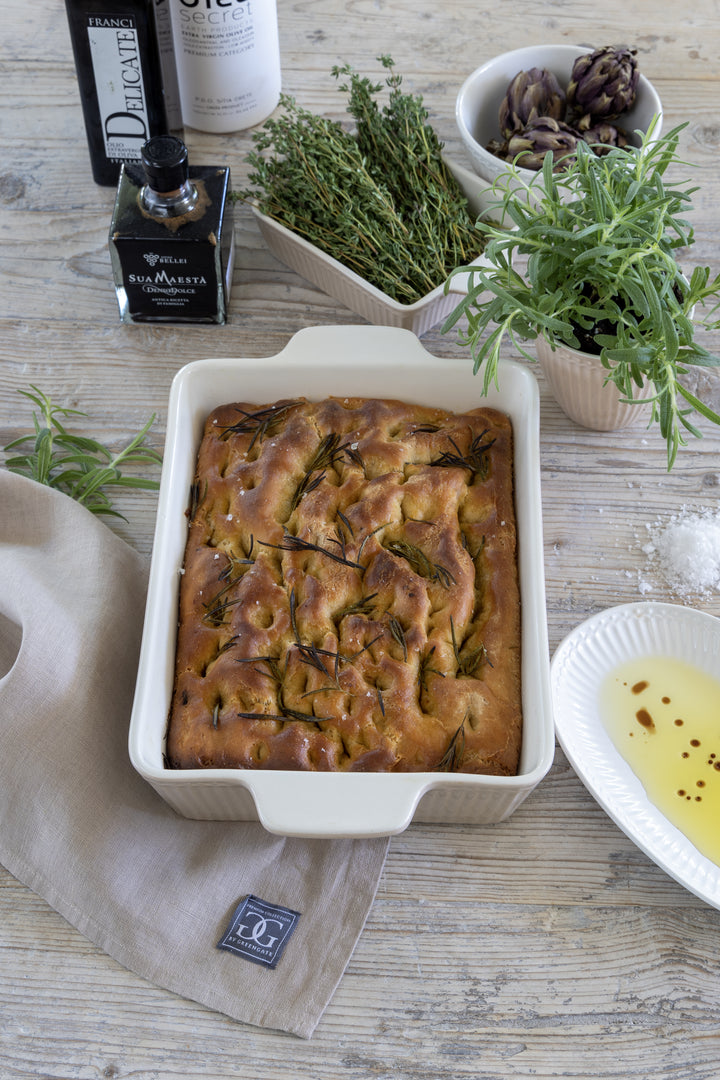 GreenGate Auflaufform Alice Fudge aus Porzellan mit hausgemachter Focaccia im skandinavischen Landhausstil