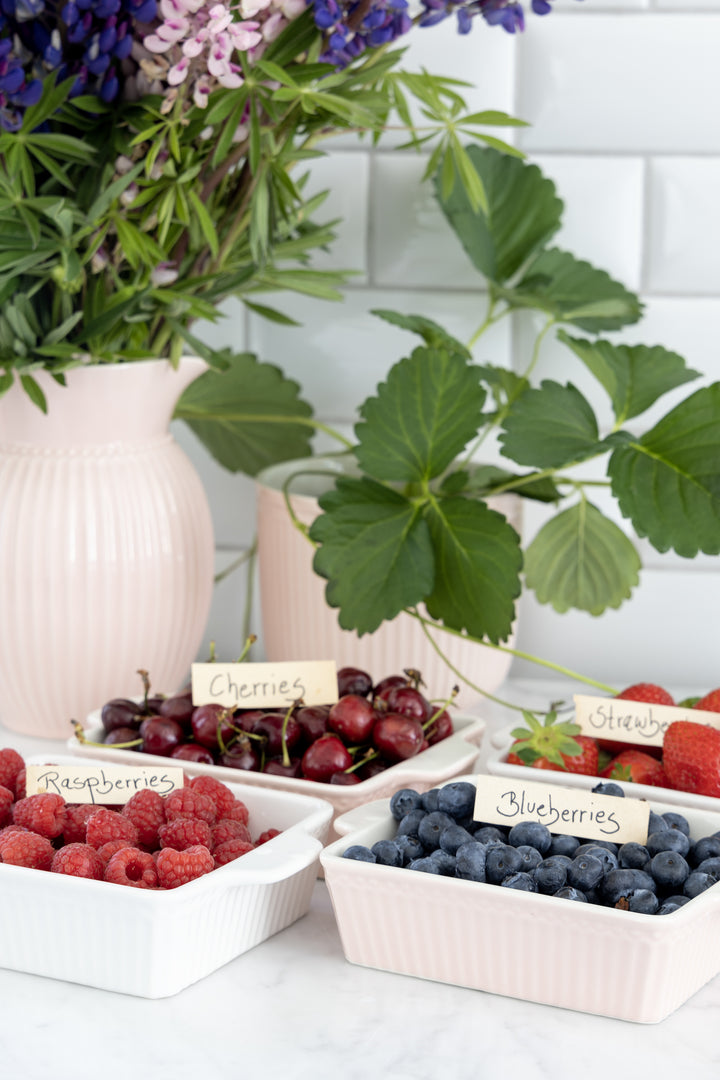 GreenGate Alice Auflaufform rosa klein mit  Beeren in den Auflaufformen