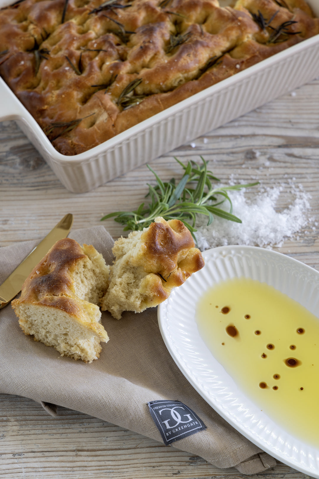 GreenGate Alice Auflaufform Fudge klein im skandinavischen Landhausstil mit Fingersalz und Brot
