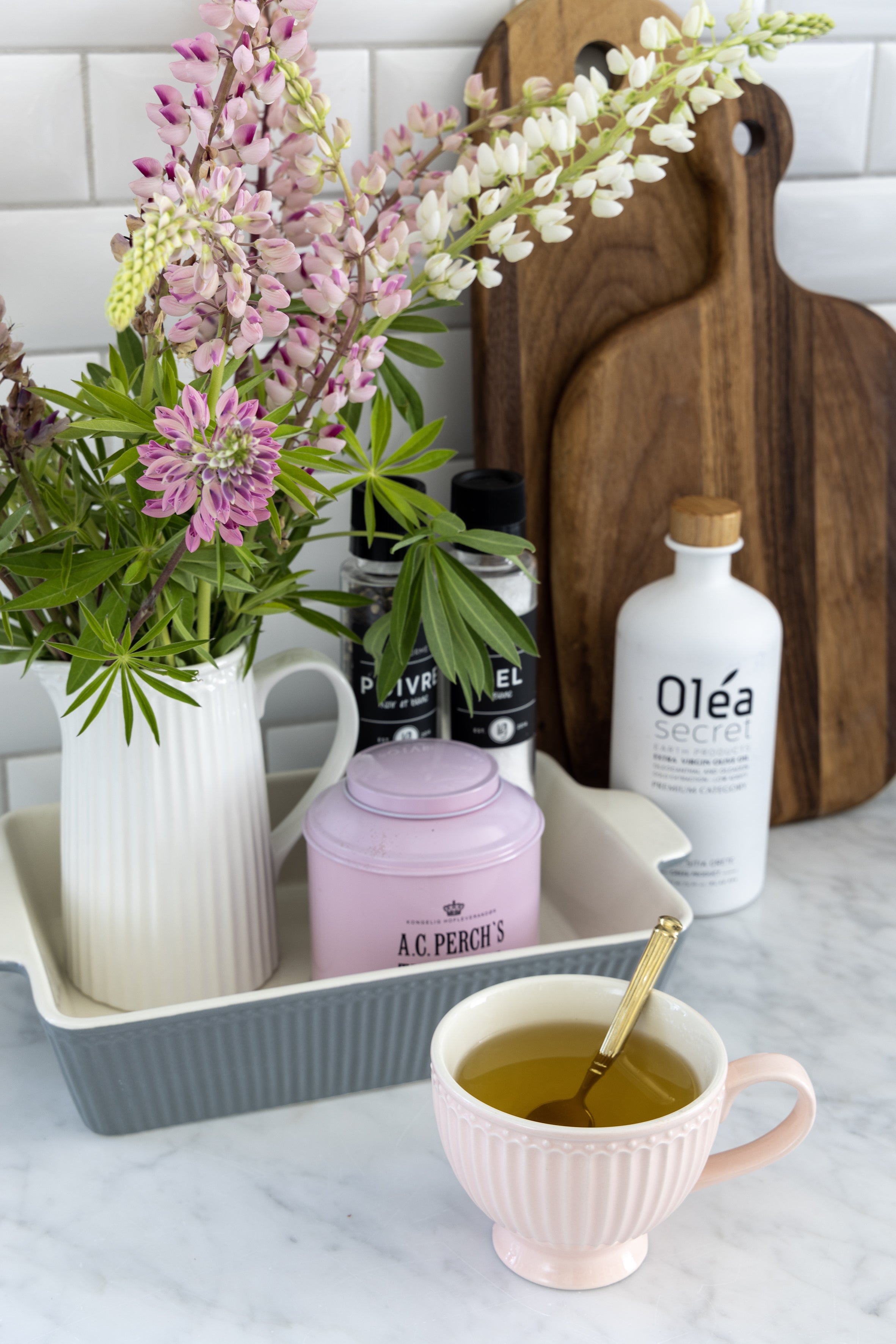 GreenGate Auflaufform Alice steingrau klein im skandinavischen Landhausstil dekoriert