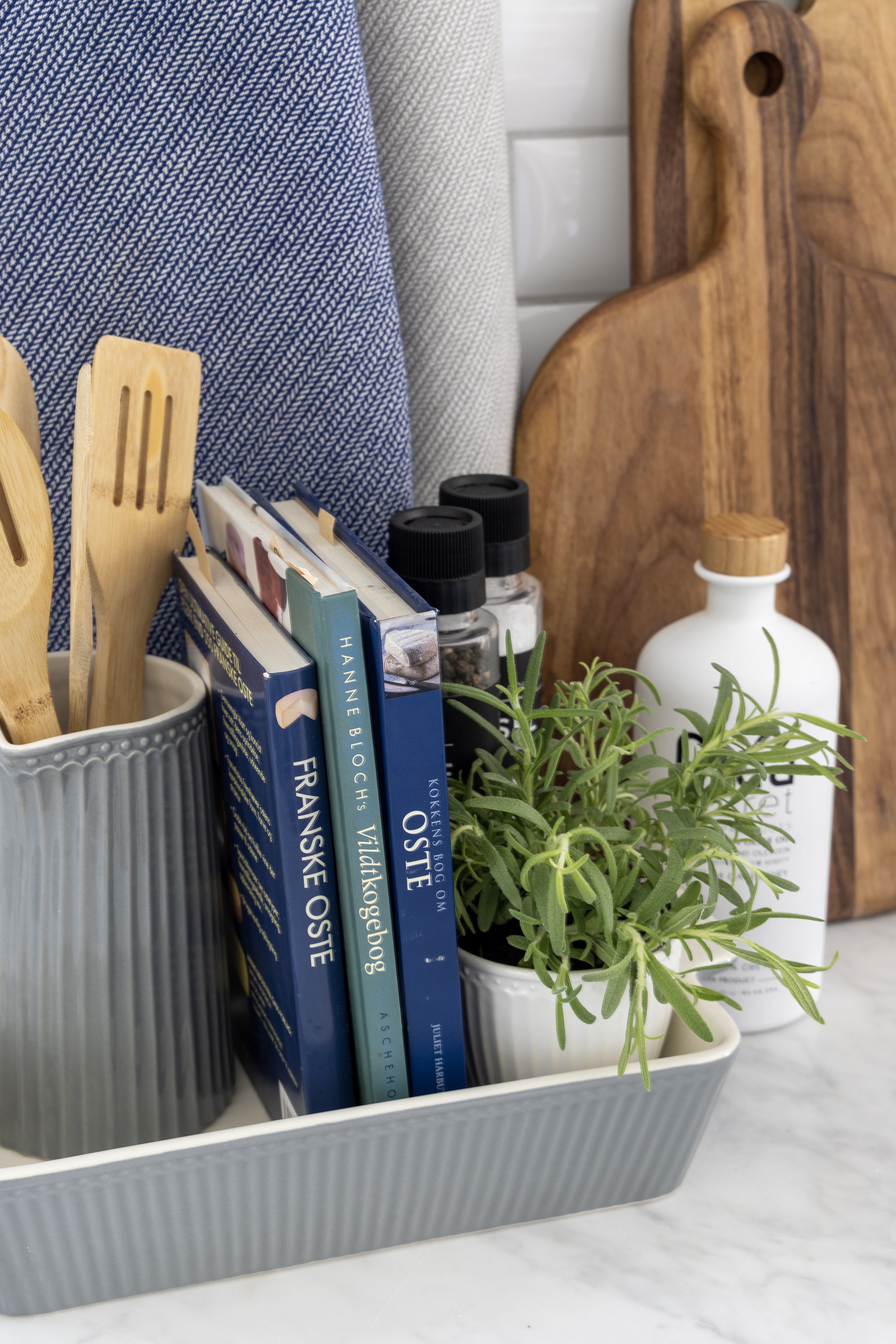 GreenGate Auflaufform Alice steingrau klein aus Porzellan als dekorative Aufbewahrung im skandinavischen Stil