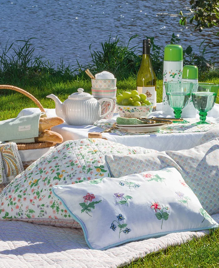GreenGate Kissen Karolina weiß mit Blumenstickerei auf Picknickdecke im Garten im skandinavischen Landhausstil