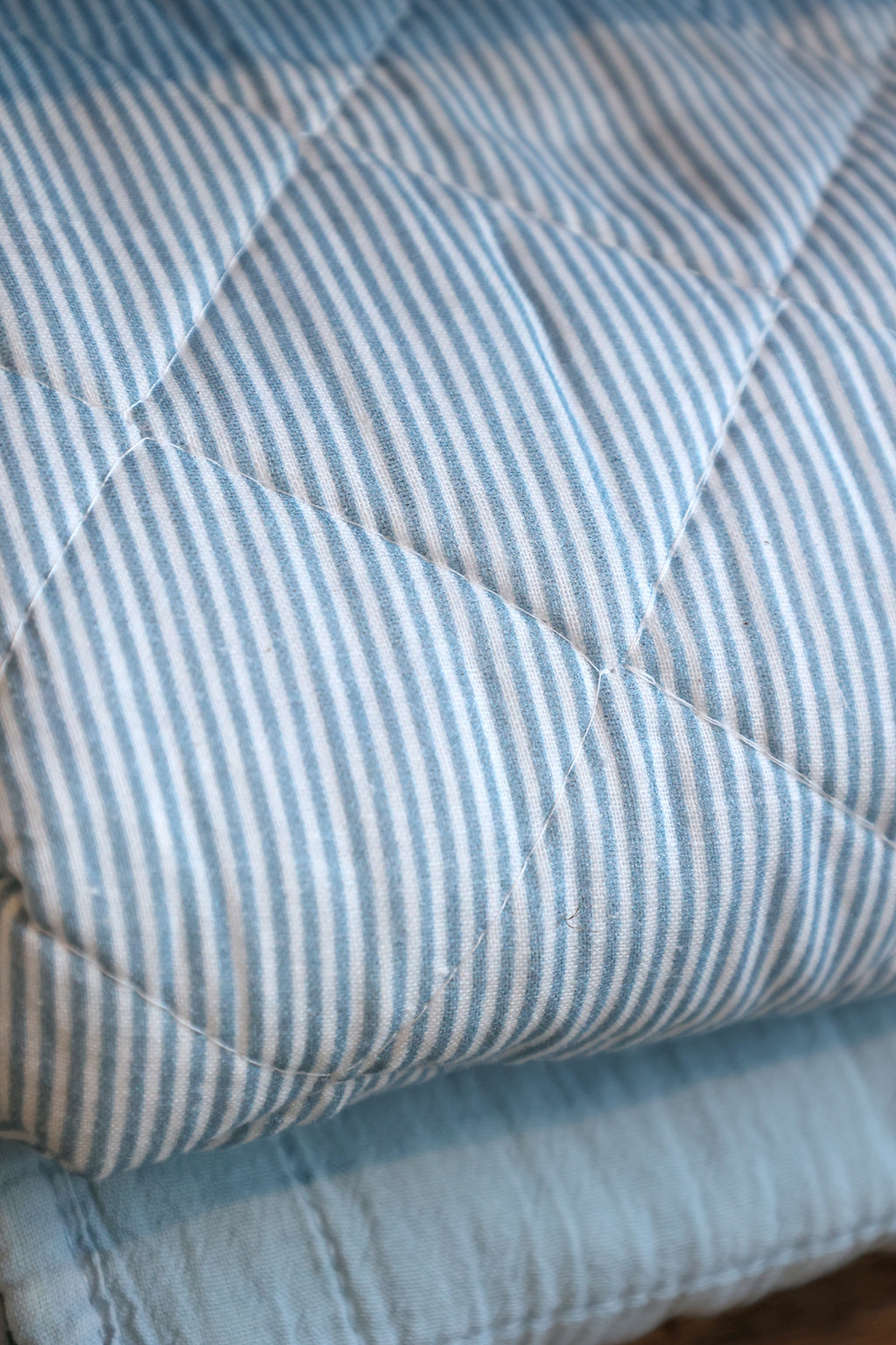 Aix Quilt Maritim mit Streifenmuster