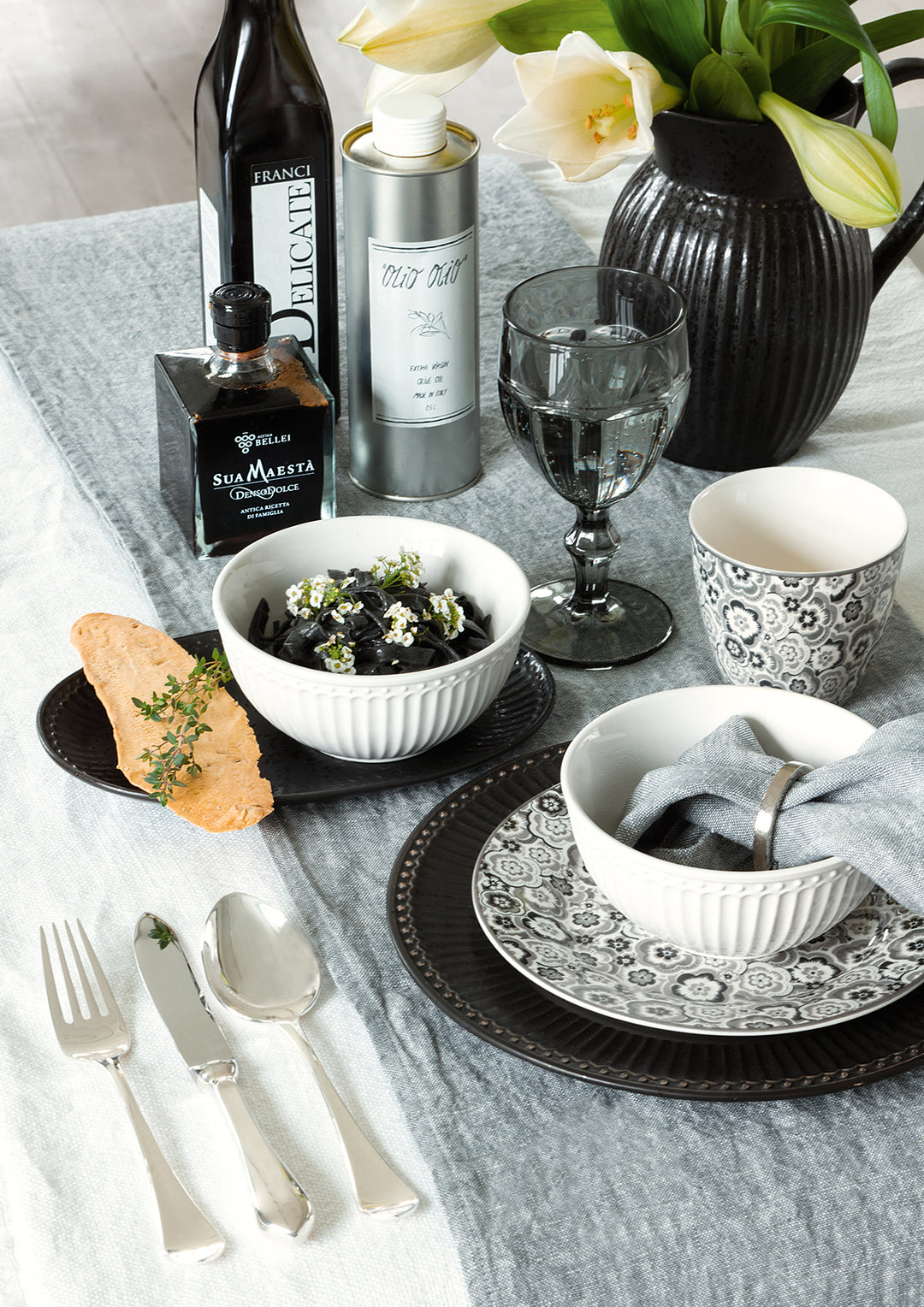 GreenGate Müslischale Alice Weiß kombiniert mit schwarzem Geschirr und Glas – Porzellan Schale im modernen Landhausstil