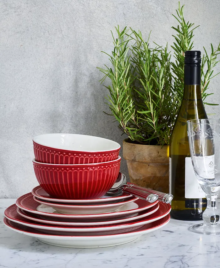GreenGate Alice Müslischale Rot kombiniert mit Alice Tellern im Landhausstil