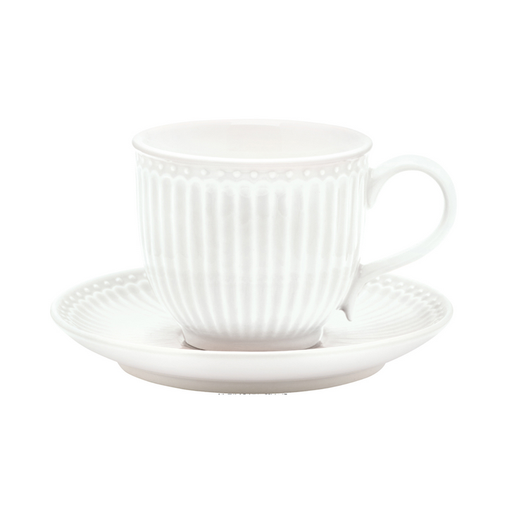 GreenGate Tasse mit Untertasse Alice Weiß aus Porzellan freigestellt