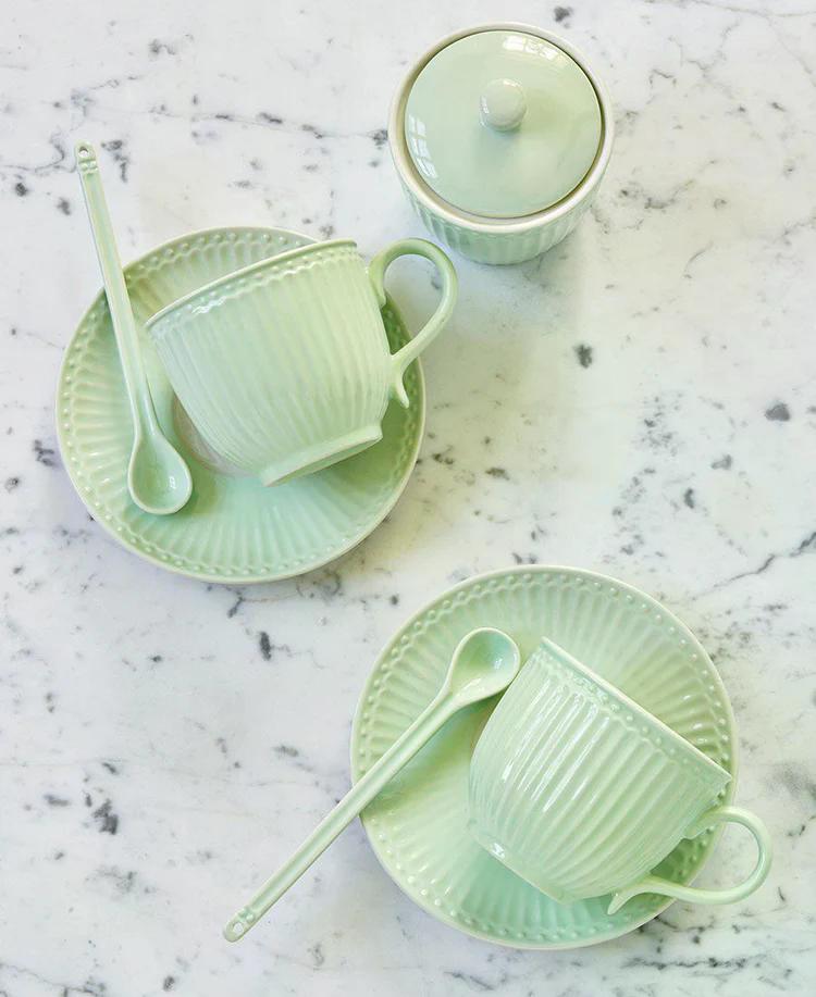 GreenGate Alice Hellgrün Tasse und Untertasse auf Marmoruntergrund dekoriert
