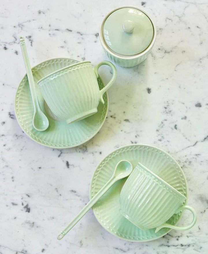 GreenGate Alice Hellgrün Tasse und Untertasse auf Marmoruntergrund dekoriert
