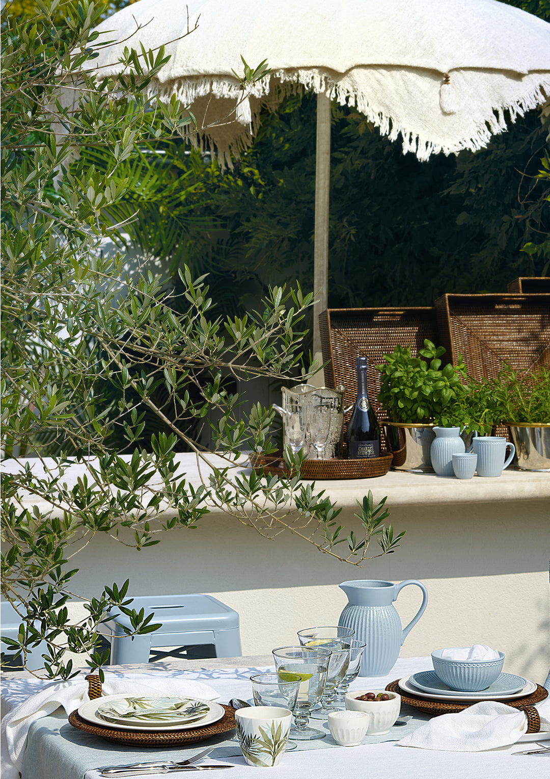GreenGate Alice Speiseteller Weiß 26,5 cm auf mediterran gedecktem Gartentisch