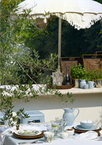 GreenGate Alice Speiseteller Weiß 26,5 cm auf mediterran gedecktem Gartentisch