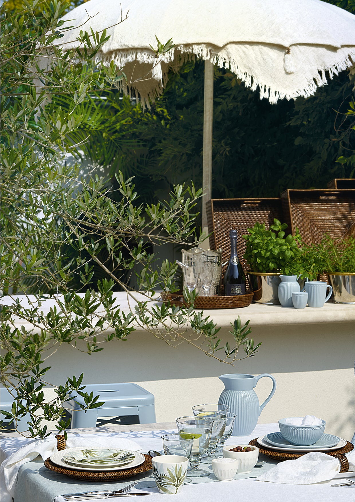 GreenGate Alice Speiseteller Weiß 26,5 cm auf mediterran gedecktem Gartentisch