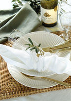 GreenGate Speiseteller Alice Weiß mit feiner Rillenstruktur und Goldbesteck – Detailaufnahme