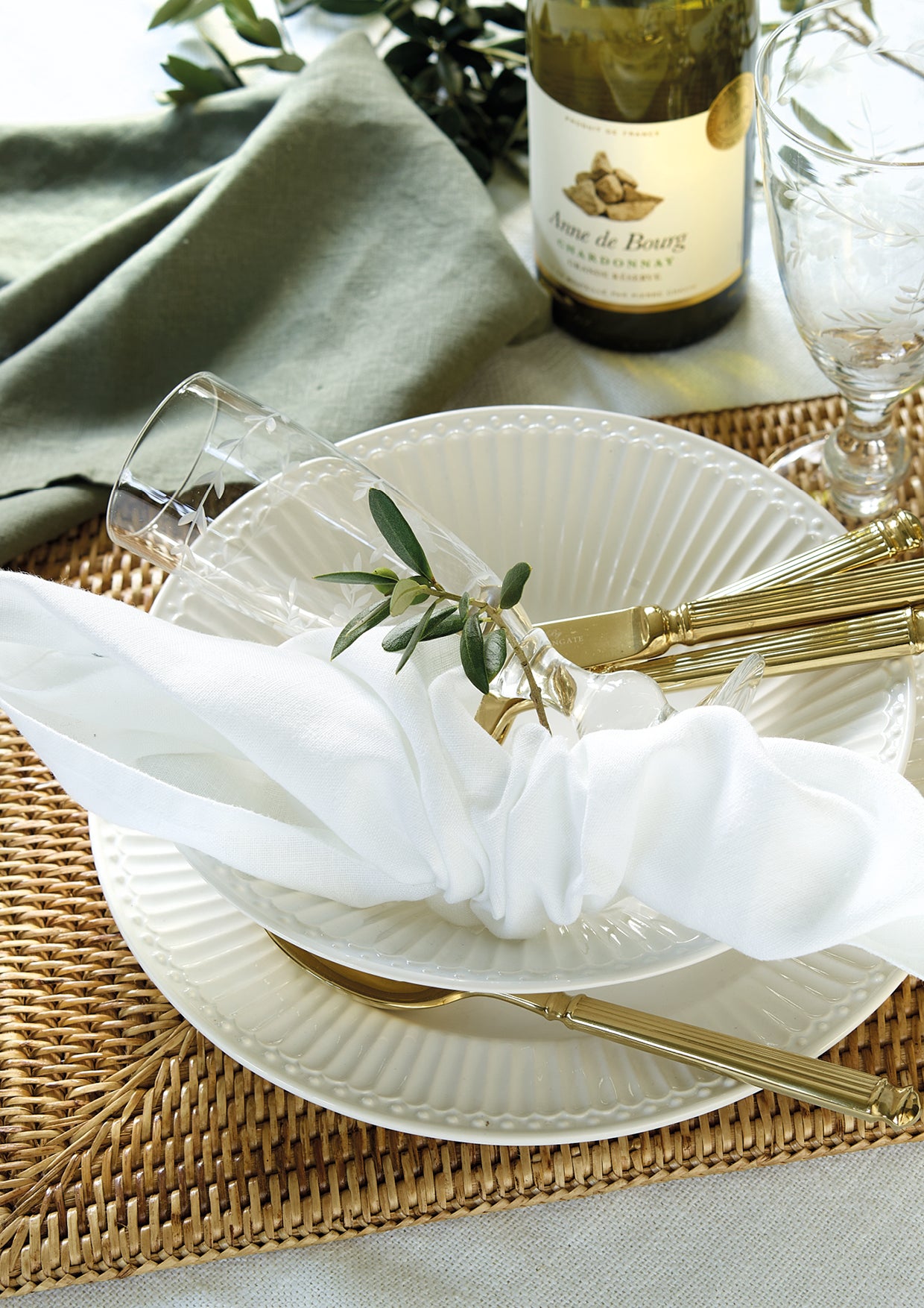 GreenGate Speiseteller Alice Weiß mit feiner Rillenstruktur und Goldbesteck – Detailaufnahme