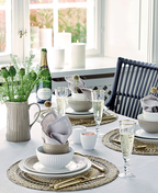 GreenGate Speiseteller Alice Weiß 26,5 cm aus Porzellan auf sommerlich gedecktem Tisch im skandinavischen Stil