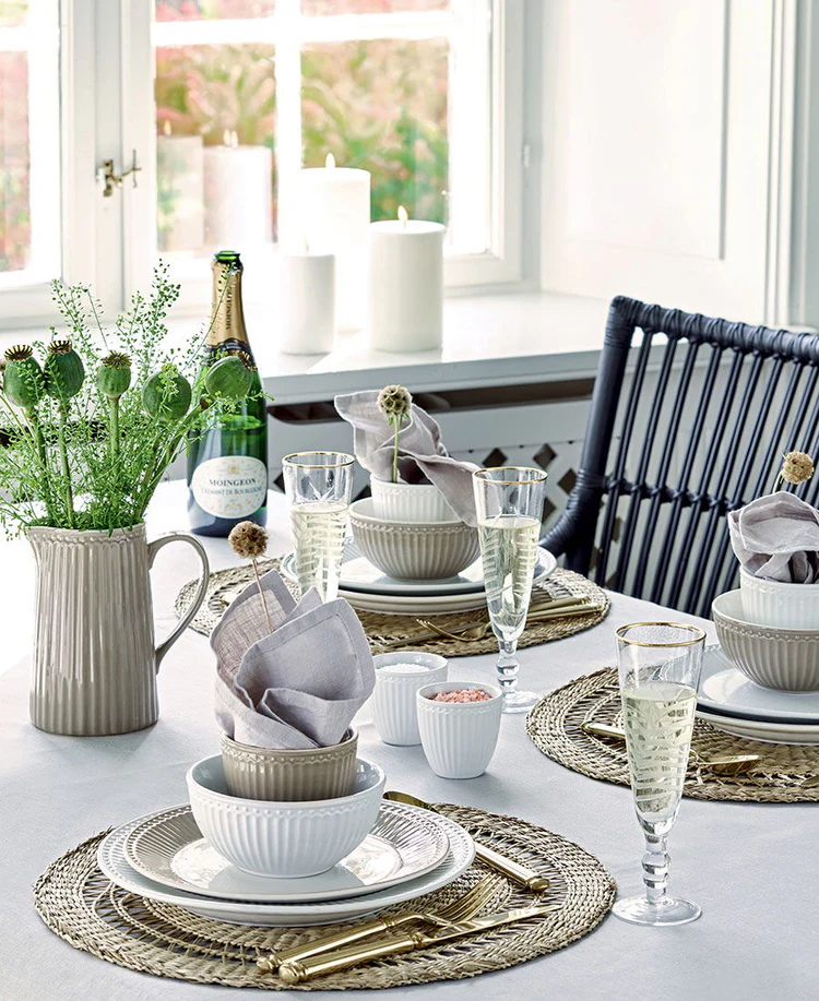 GreenGate Speiseteller Alice Weiß 26,5 cm aus Porzellan auf sommerlich gedecktem Tisch im skandinavischen Stil