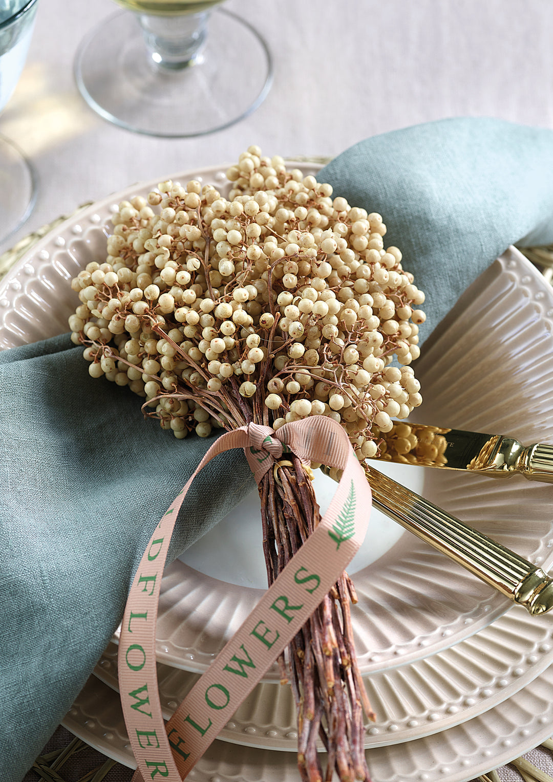 GreenGate Speiseteller Alice Fudge 26,5 cm mit feiner Rillenstruktur und dekorativer Tischgestaltung
