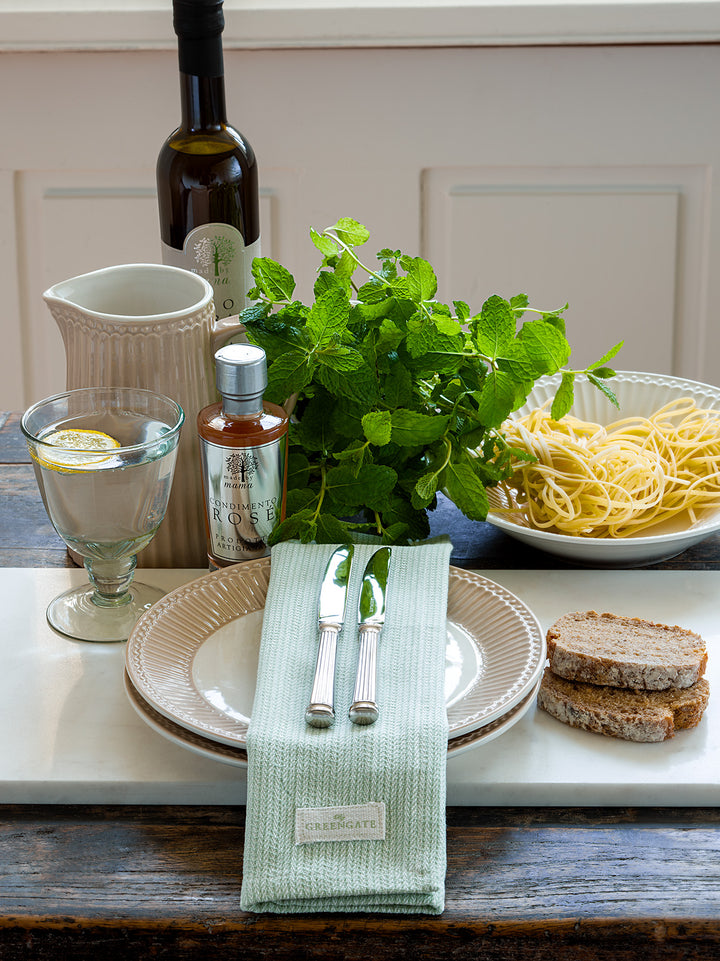 GreenGate Speiseteller Alice Fudge 26,5 cm mit Pasta und Kräutern auf gedecktem Tisch im skandinavischen Stil