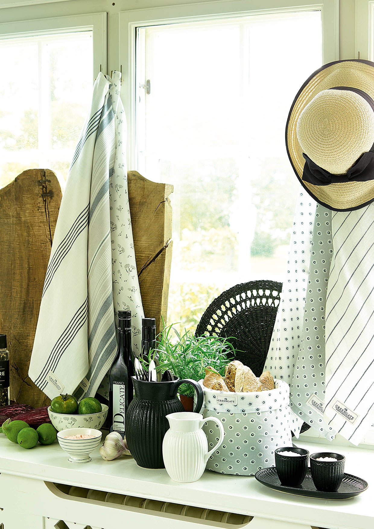 GreenGate Krug Alice Weiß 0,5 Liter aus Porzellan in skandinavischer Küchendekoration mit Leinentüchern