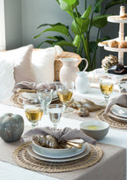 GreenGate Krug Alice Weiß 0,5 Liter auf modern gedecktem Tisch mit Rattan-Platzsets und Glasgeschirr